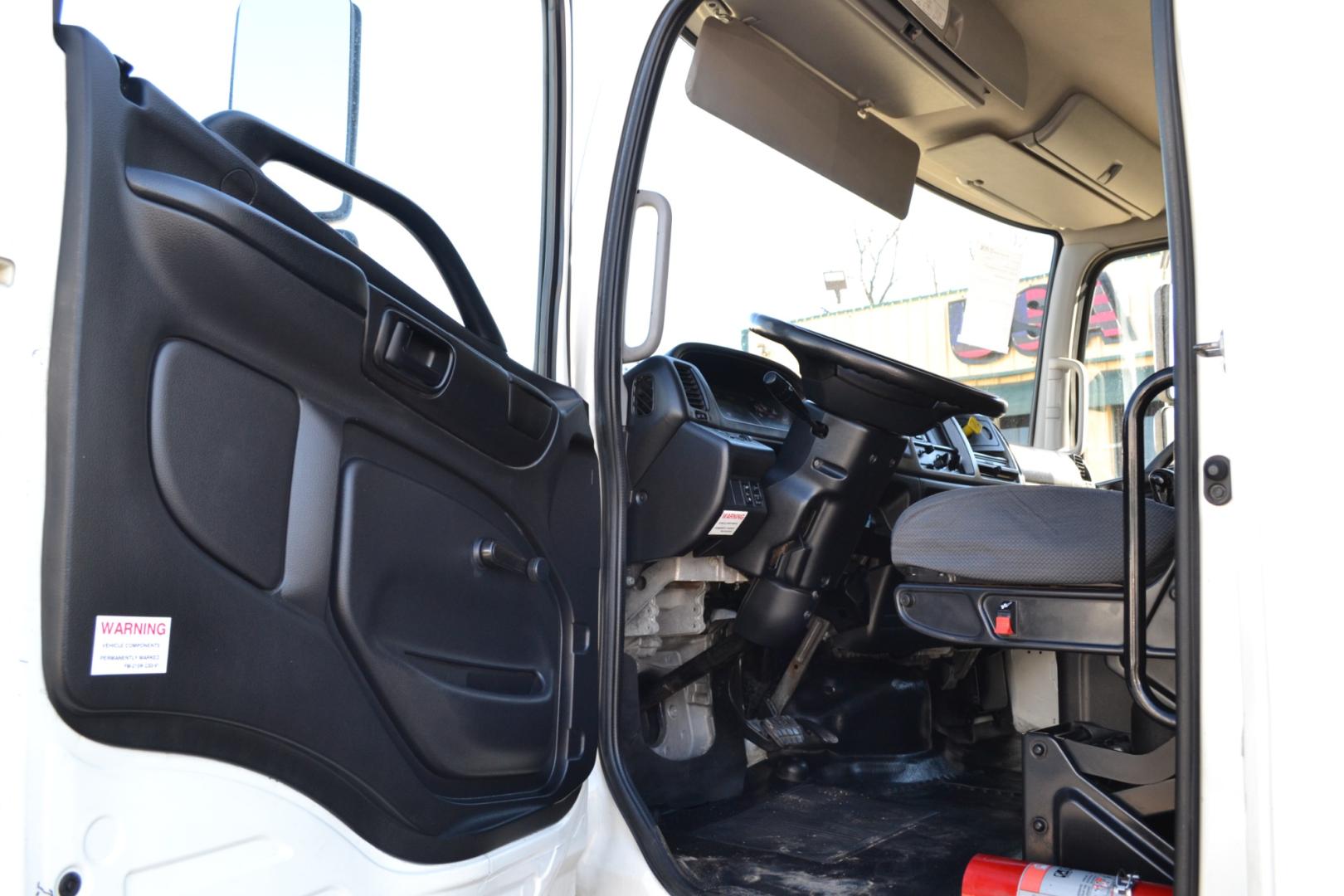 2015 WHITE /BLACK HINO 268 with an HINO JO8E-VC 6.7L 220HP engine, ALLISON 6SPD AUTOMATIC transmission, located at 9172 North Fwy, Houston, TX, 77037, (713) 910-6868, 29.887470, -95.411903 - Photo#16